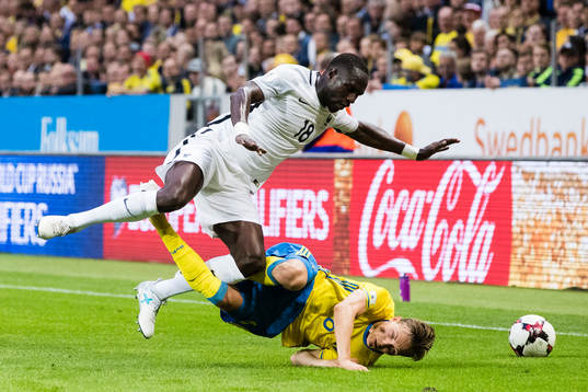 Frankrikes Moussa Sissoko i kamp om bollen med Sveriges