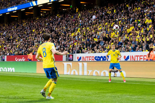 Sveriges Ludwig Augustinsson med ett inkast till Albin Ekdal