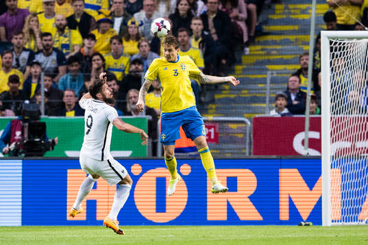 Frankrikes Olivier Giroud och Sveriges Victor Nilsson