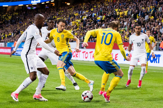 Sveriges Albin Ekdal och Emil Forsberg i kamp om bollen med