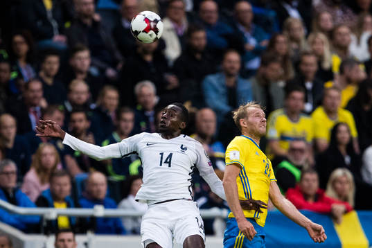 Frankrikes Blaise Matuidi i en nickduell med Sveriges Ola
