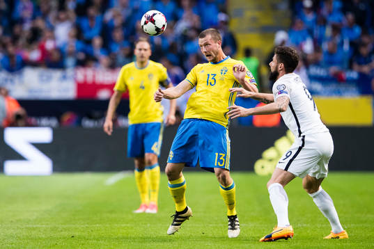 Sveriges Jakob Johanssonoch Frankrikes Olivier Giroud