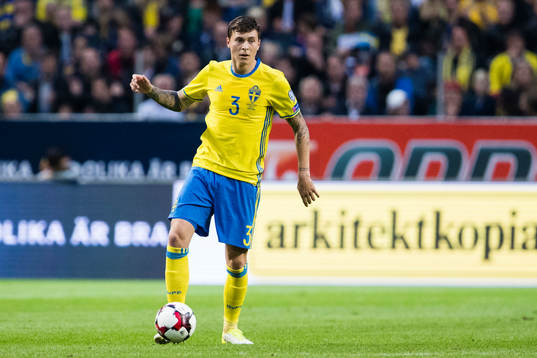 Sveriges Victor Nilsson Lindelöf med bollen