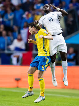 Sveriges Albin Ekdal i en nickduell med Frankrikes Moussa