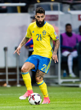 Sveriges Jimmy Durmaz med bollen