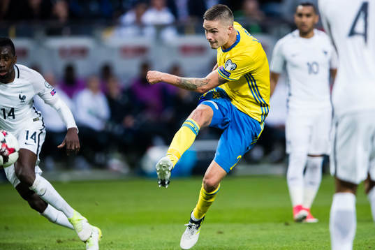 Sveriges Mikael Lustig med ett skott