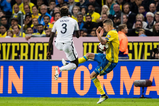Frankrikes Benjamin Mendy i kamp om bollen med Sveriges