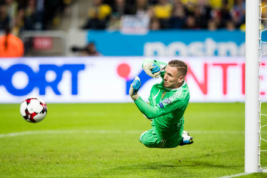 Sveriges målvakt Robin Olsen med en räddning