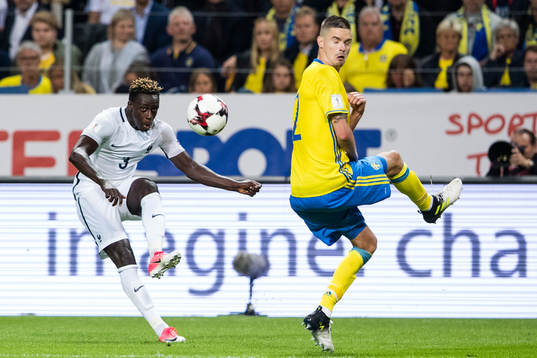 Frankrikes Benjamin Mendy och Sveriges Mikael Lustig