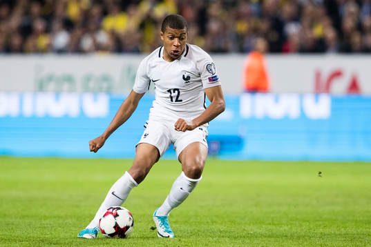 Frankrikes Kylian Mbappe med bollen