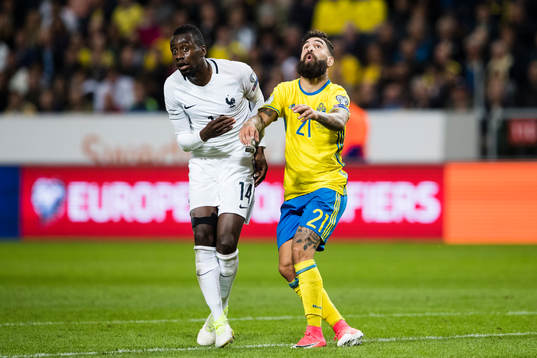 Frankrikes Blaise Matuidi och Sveriges målvakt Robin Olsen