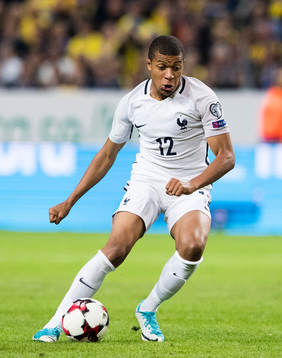 Frankrikes Kylian Mbappe med bollen