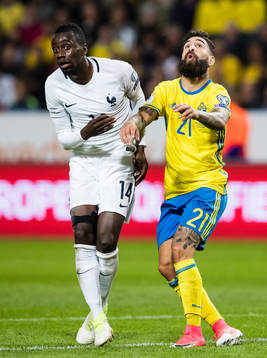 Frankrikes Blaise Matuidi och Sveriges målvakt Robin Olsen