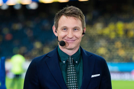Kim Källström i Eurosports studio innan fotbollsmatchen i