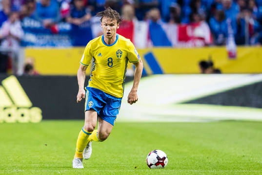 Sveriges Albin Ekdal med bollen