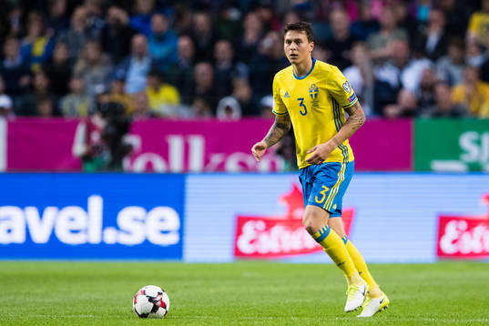 Sveriges Victor Nilsson Lindelöf med bollen