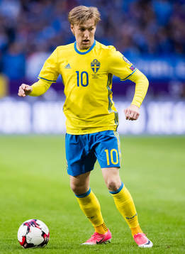 Sveriges Emil Forsberg med bollen