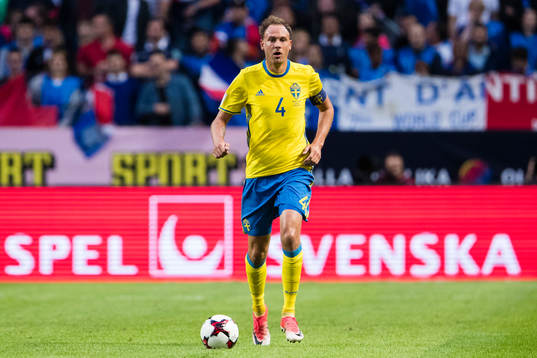 Sveriges Andreas Granqvist med bollen