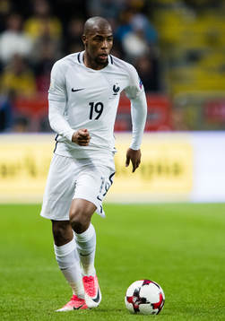 Frankrikes Djibril Sidibe med bollen
