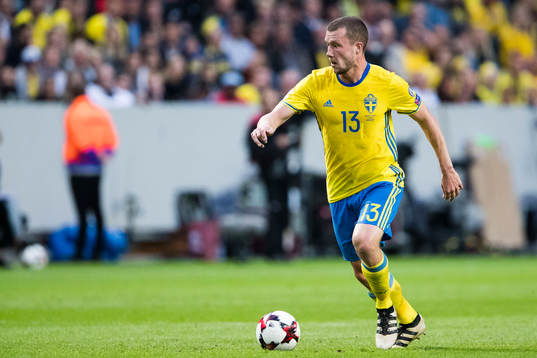 Sveriges Jakob Johansson med bollen