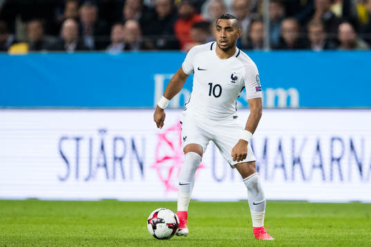 Frankrikes Dimitri Payet med bollen