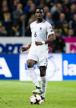 Frankrikes Paul Pogba med bollen
