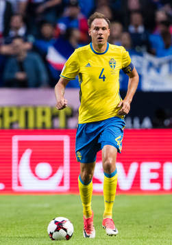 Sveriges Andreas Granqvist med bollen