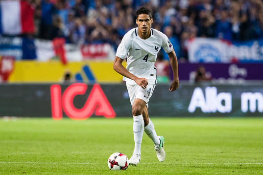 Frankrikes Raphael Varane med bollen