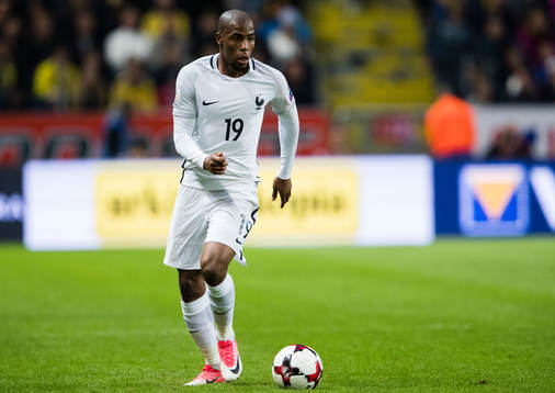 Frankrikes Djibril Sidibe med bollen