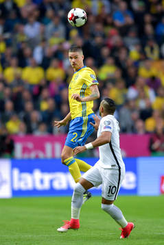 Sveriges Mikael Lustig och Frankrikes Dimitri Payet