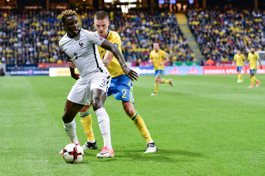 Frankrikes Benjamin Mendy och Sveriges Mikael Lustig