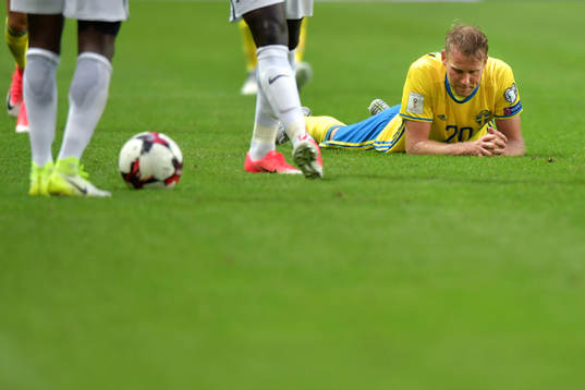 Sveriges Ola Toivonen ligger på marken