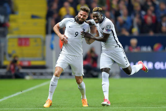 Frankrikes Olivier Giroud och Benjamin Mendy jublar