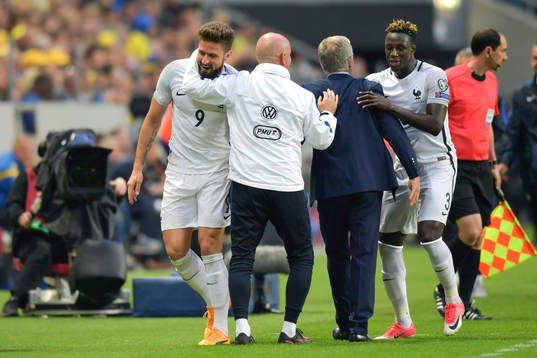 Frankrikes Olivier Giroud och Benjamin Mendy jublar