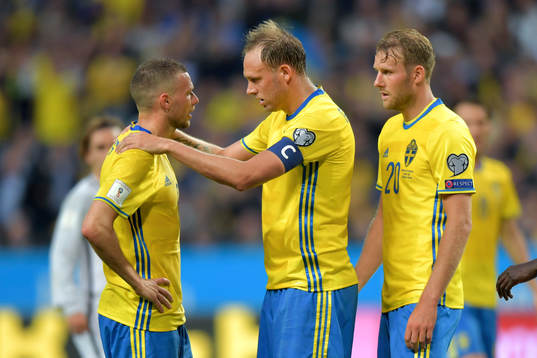 Sveriges Marcus Berg tittas till av Sveriges Andreas