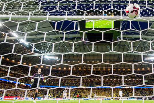 Frankrikes målvakt Hugo Lloris släpper in 2-1 av Sveriges