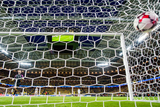 Frankrikes målvakt Hugo Lloris släpper in 2-1 av Sveriges