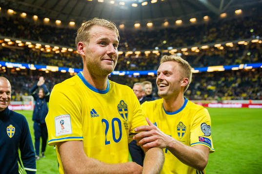 Sveriges Ola Toivonen och Sebastian Larsson jublar
