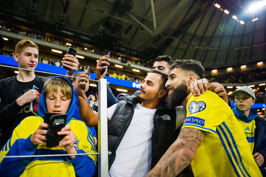 Sveriges Jimmy Durmaz jublar med supportrar