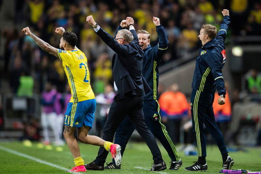 Sveriges bänk med Jimmy Durmaz och förbundskapten Janne