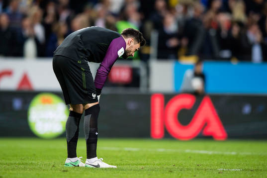 Frankrikes målvakt Hugo Lloris deppar