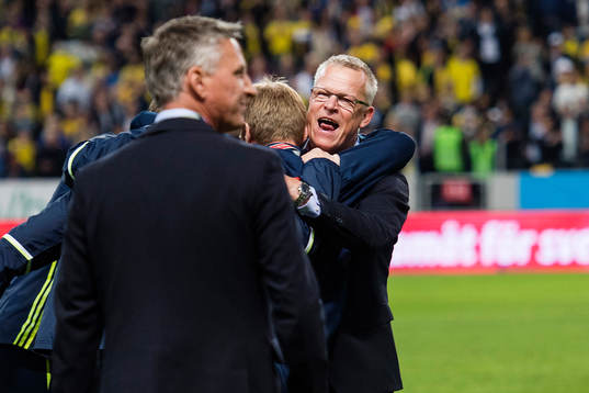 Sveriges förbundskapten Janne Andersson jublar vid
