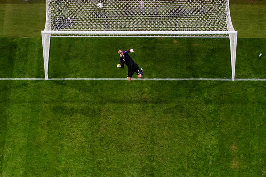 Frankrikes målvakt Hugo Lloris ser en boll gå över