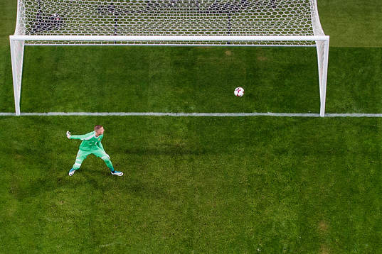Sveriges målvakt Robin Olsen släpper in 0-1 av Frankrikes