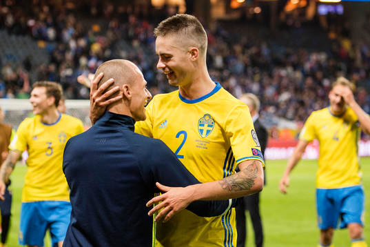 Sveriges Mikael Lustig jublar