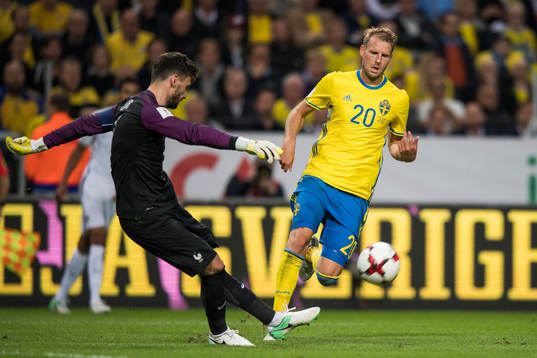 Sveriges Ola Toivonen utmanar Frankrikes målvakt Hugo