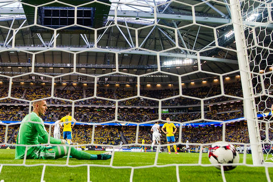 Sveriges målvakt Robin Olsen deppar