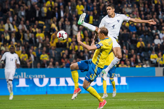 Sveriges Andreas Granqvist mot Frankrikes Raphael Varane
