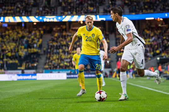 Sveriges Ola Toivonen och Frankrikes Raphael Varane