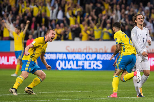 Sveriges Jakob Johansson jublar mot Sveriges Jimmy Durmaz